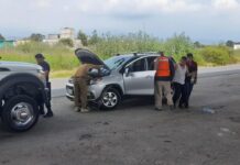 Policías en presunto estado de ebriedad chocan y agreden a reportero en Cocotitlán