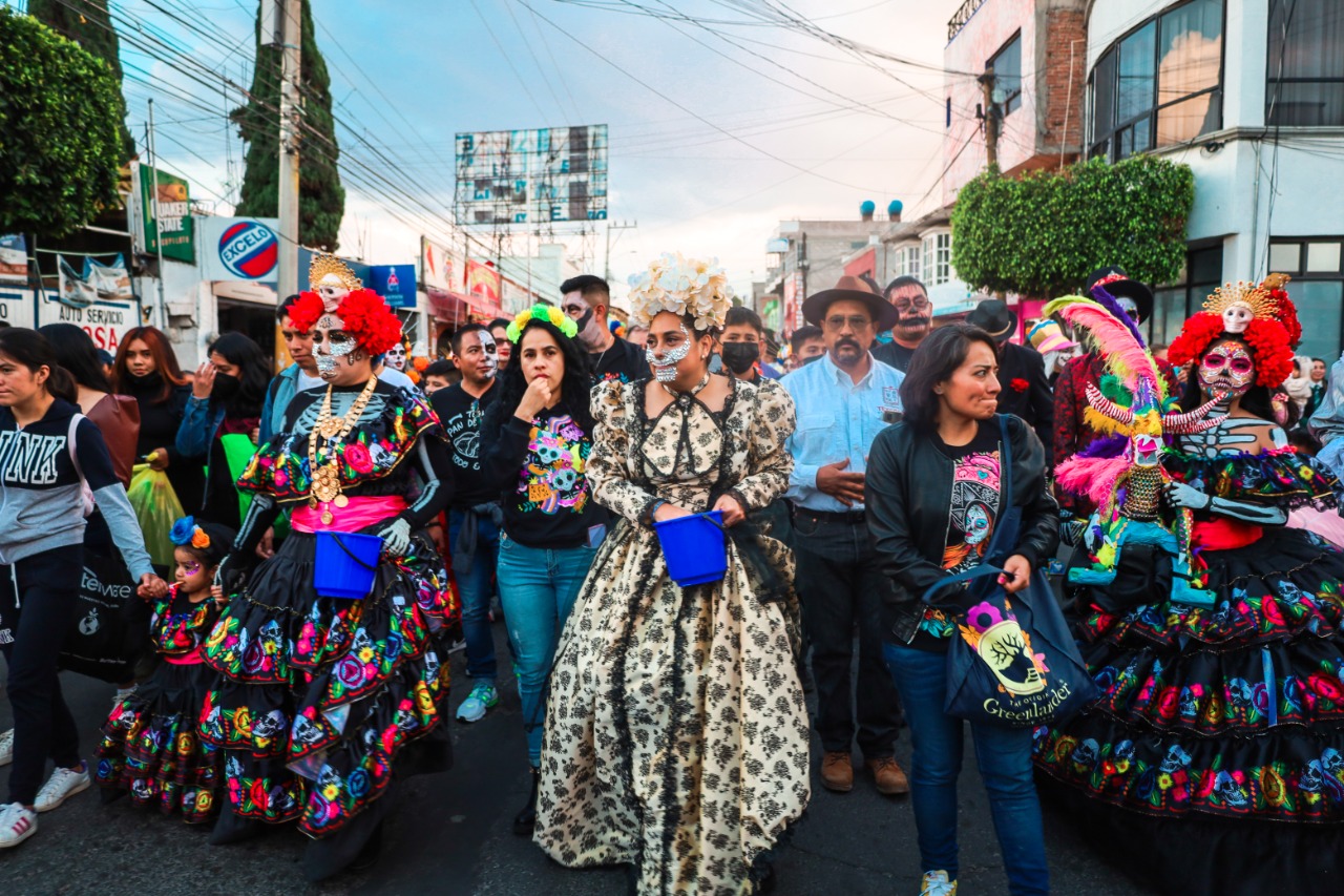 Miles De Personas Caminan En Megadesfile Por Día De Muertos En Texcoco Contrapapelmx 