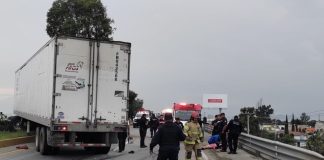 Una mujer y un niño mueren al derrapar en moto frente a tráiler en la Texcoco- Calpulalpan