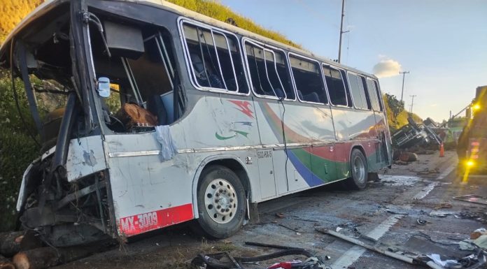 Choque entre camión y autobús deja 20 lesionados en la México–Tulancingo