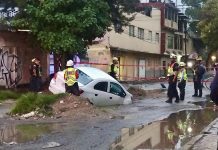 Socavón se ‘traga’ auto en Ecatepec tras intensas lluvias