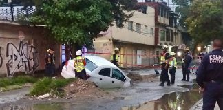 Socavón se ‘traga’ auto en Ecatepec tras intensas lluvias