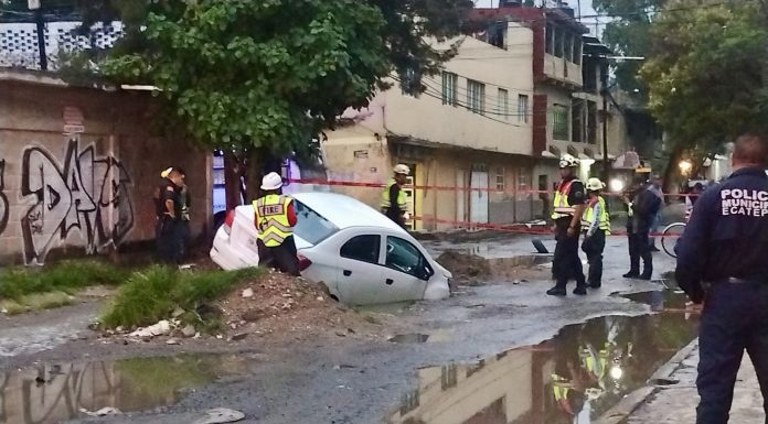 Socavón se ‘traga’ auto en Ecatepec tras intensas lluvias