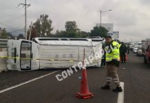 Un muerto y 16 lesionados tras volcadura de combi en la autopista México-Pachuca