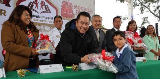 Gobierno de Tezoyuca entrega útiles escolares en primaria Alfredo del Mazo Vélez