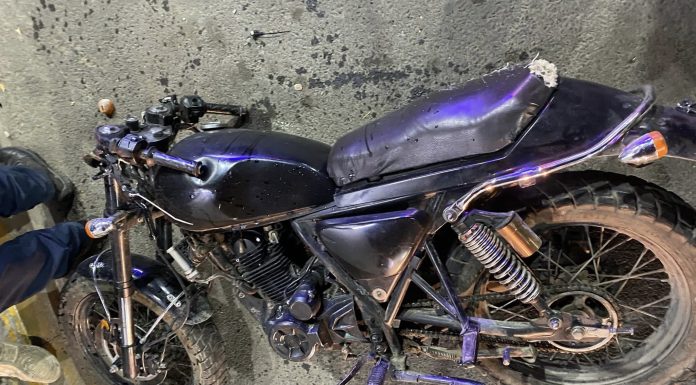 Muere motociclista tras impactarse contra una barda en calles céntricas de Chicoloapan